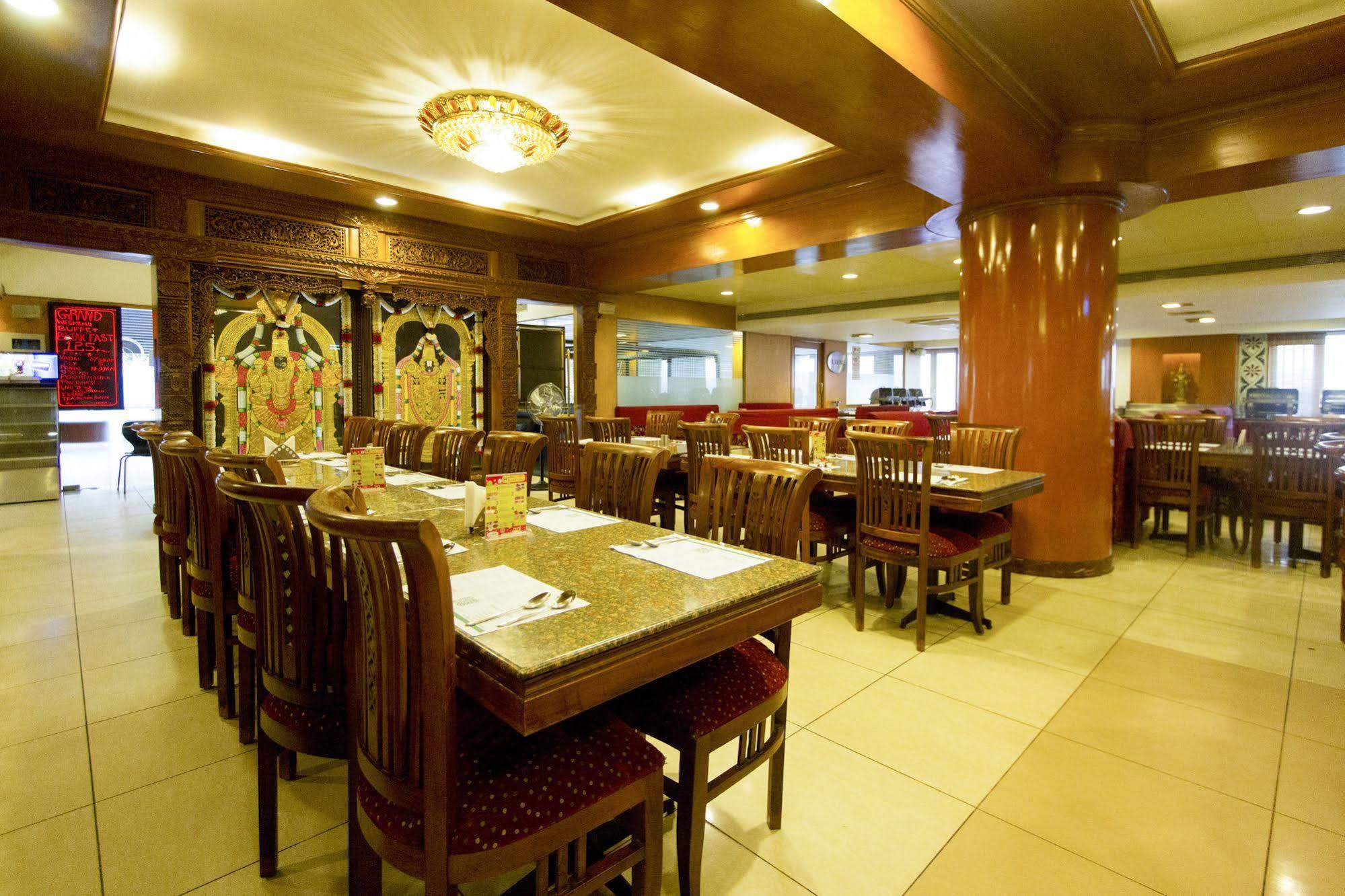 Capital O 66763 Blossoms Serviced Apartments Chennai Esterno foto